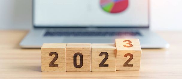 2023 Έτος μπλοκ σε φόντο υπολογιστή laptop. Στόχος, Στόχος, Ανάλυση, Στρατηγική, Σχέδιο, Χρηματοδότηση, Προϋπολογισμός, Κίνητρο, και το Νέο Έτος - Φωτογραφία, εικόνα