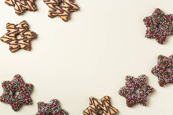 Χριστουγεννιάτικη ιδέα. Xmas φόντο με μπισκότα. Θέα από ψηλά, δημιουργικό επίπεδο lay, αντίγραφο του προτύπου χώρου - Φωτογραφία, εικόνα