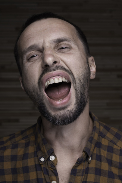 Портрет молодого человека, кричащего
 - Фото, изображение