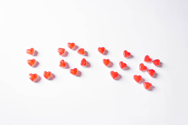 Слово "любов" складається з червоних желейних цукерок у вигляді сердець. Романтичне послання для коханців. Творче письмо. Валентинів день. Horizontal photo - Фото, зображення