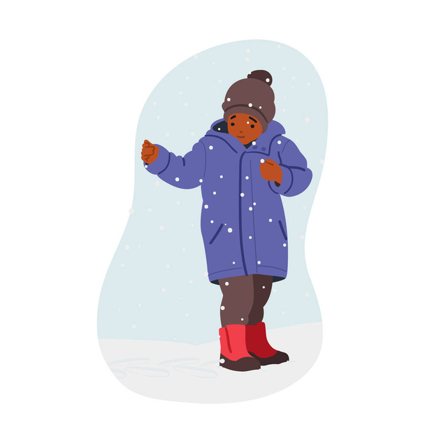 Παιδί παίζει στο δρόμο το χειμώνα, το παιδί απολαμβάνει το πρώτο χιόνι. Little Black Boy Character wear Warm Clothes Look on Falling Snowflakes στις χειμερινές διακοπές. Γελοιογραφία Άνθρωποι Εικονογράφηση διάνυσμα - Διάνυσμα, εικόνα