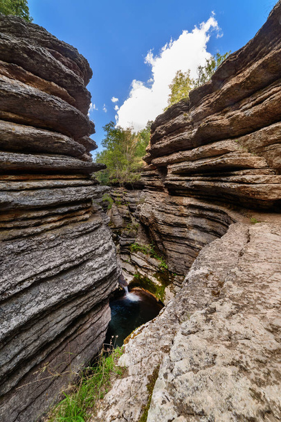 Stara Planina dağlarında Rosomacki Lonci kanyonu (Rosomacki kanyonu), alışılmadık şekiller nedeniyle, girdaplarla çeşitli uzantılarla kaplı Rosomacki kapları olarak adlandırılır. - Fotoğraf, Görsel