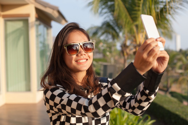 πορτρέτο του όμορφη κοπέλα φορώντας γυαλιά ηλίου λάβει ένα pho - Φωτογραφία, εικόνα