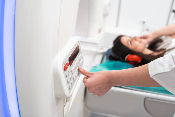 Patientin, die sich im Krankenhaus einer Magnetresonanztomographie unterzieht. Medizinische Geräte und Gesundheitsversorgung. - Foto, Bild