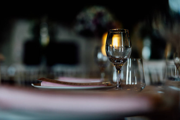Luxury table settings for Christmas Day,fine dining with glassware and plates. beautiful blurred  background. For events, weddings. xmas 2022 2023 - Foto, afbeelding