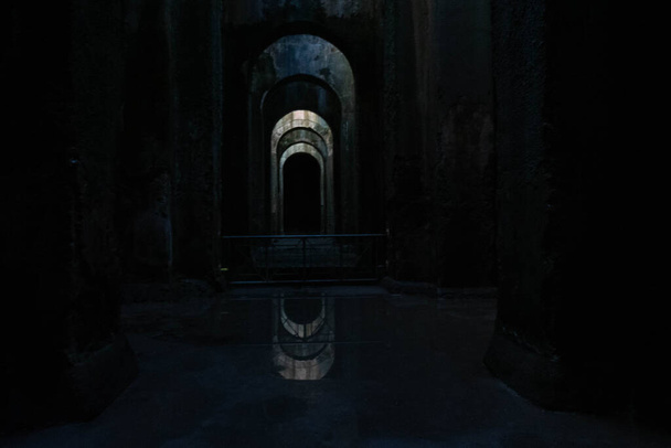 La Piscina Mirabilis es una antigua cisterna romana en la colina de Bacoli en el extremo occidental del Golfo de Nápoles, al sur de Italia..  - Foto, imagen