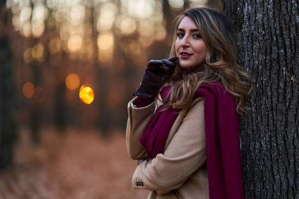 Plus size beautiful woman in an oak forest in the late autumn - Foto, Imagem
