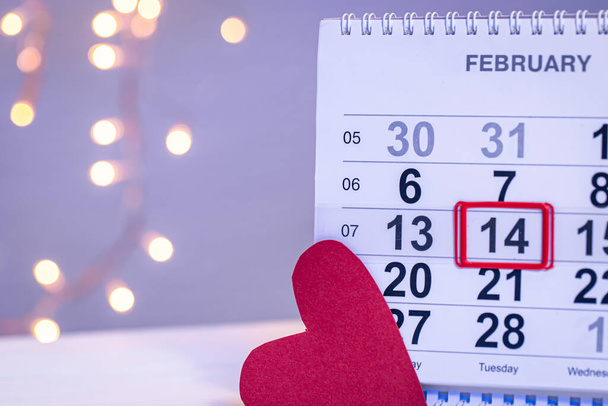 Calendario con la fecha 14 de febrero, un fondo festivo con bokeh para el Día de San Valentín. - Foto, Imagen