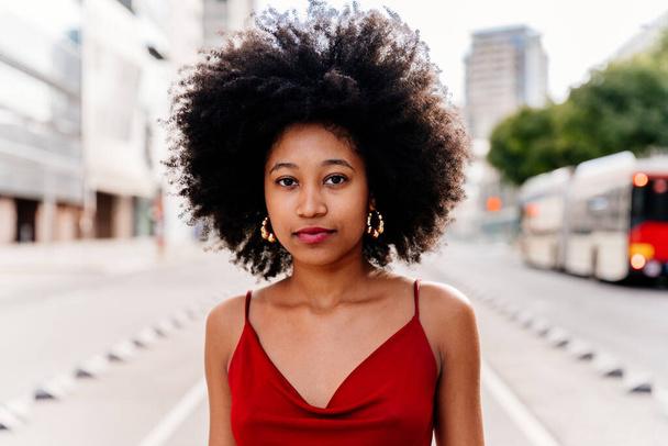 Beautiful young happy african woman with afro curly hairstyle strolling in the city - Cheerful black student walking on the streets - Foto, Bild