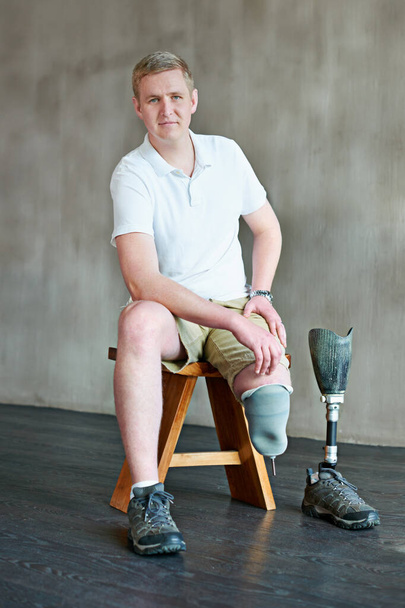 Legyőztem a fogyatékosságomat. egy fiatal amputált ül egy tornateremben - Fotó, kép