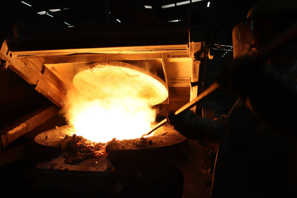 Trabalhos da indústria metalúrgica - vazamento de metal fundido - Foto, Imagem