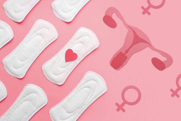 Weibliche Menstruationspolster und Uterus-Illustration auf rosa Hintergrund, Draufsicht. Frauengesundheit, Frauenperioden Zykluskonzept - Foto, Bild