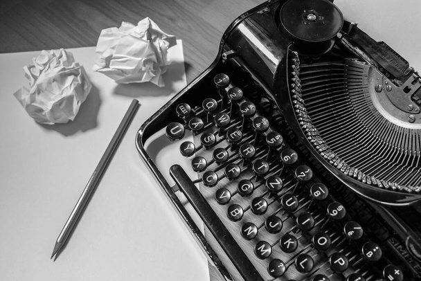 Alte antike Schreibmaschine mit Buntstiften und Papier 03 - Foto, Bild