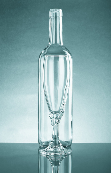 Empty bottle and an empty glass of clear glass. With Reflection - Fotoğraf, Görsel