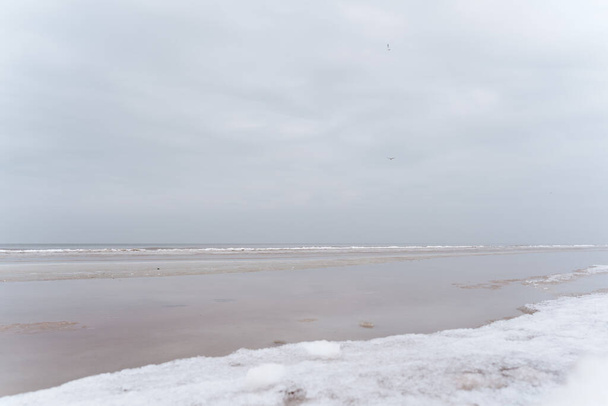 Балтийское море в зимний пасмурный день в Юрмале. Латвия - Фото, изображение