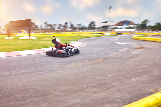 Karting competitie of racewagens rijden voor de overwinning op een racebaan - Foto, afbeelding