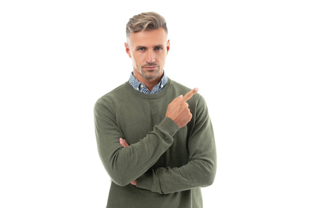grizzled guy in sweater point finger. grizzled guy has stubble. studio shot of grizzled guy. mature grizzled guy with stubble isolated on white background. - Fotoğraf, Görsel
