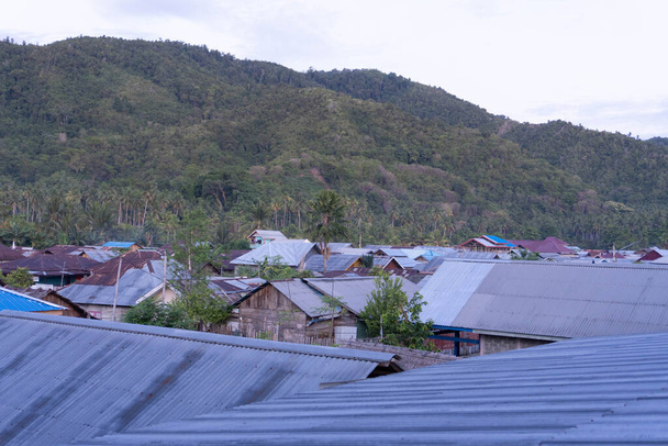 крыши народных домов у подножия горы - Фото, изображение
