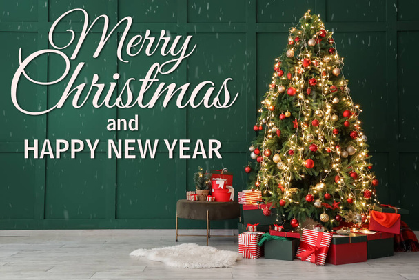 Wenskaart voor Kerstmis en Nieuwjaar met prachtige versierde dennenboom en geschenken - Foto, afbeelding