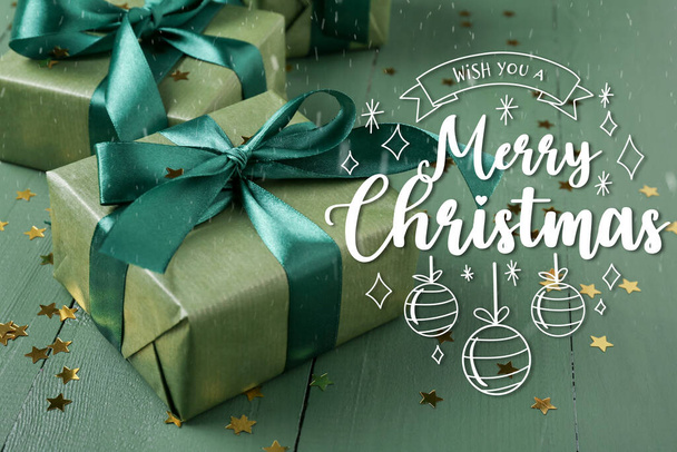 Прекрасна різдвяна листівка з подарунками на зеленому дерев'яному фоні, крупним планом
 - Фото, зображення