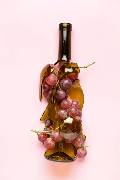 Composição com uva e garrafa quebrada no fundo claro - Foto, Imagem