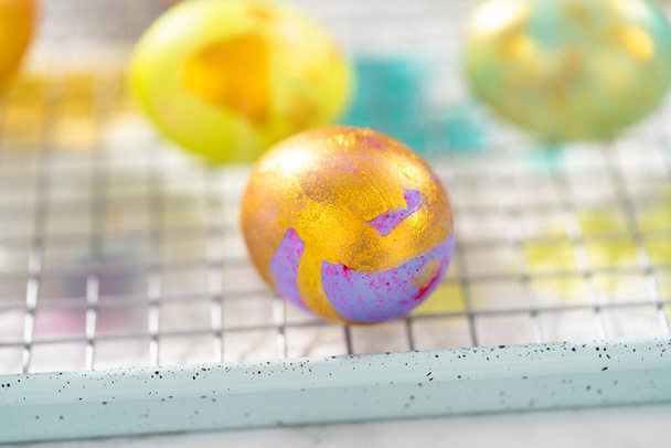 Huevo de Pascua para colorear. Pintura huevos de Pascua con lustre de oro. - Foto, Imagen