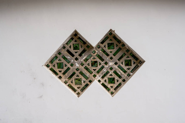 Κοντινό πλάνο των κούφιων παραθύρων αέρα στα παραδοσιακά κινέζικα αρχαία κτίρια - Φωτογραφία, εικόνα