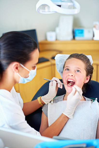 Vérifiez encore une fois. une dentiste et un enfant dans un cabinet de dentiste - Photo, image