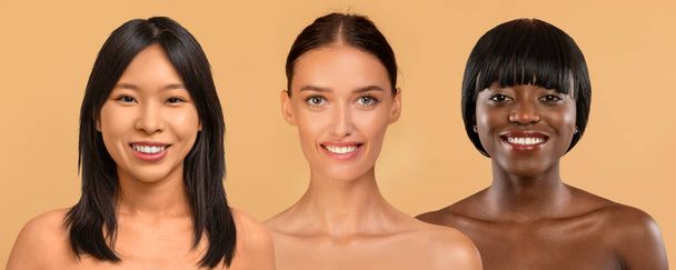 Drei schöne multikulturelle halbnackte junge Damen, die auf beigem Studiohintergrund in die Kamera lächeln und ihr weißes Lächeln und ihre perfekte glatte Haut, Collage, Fahne zeigen. Spa, Wellness-Konzept - Foto, Bild