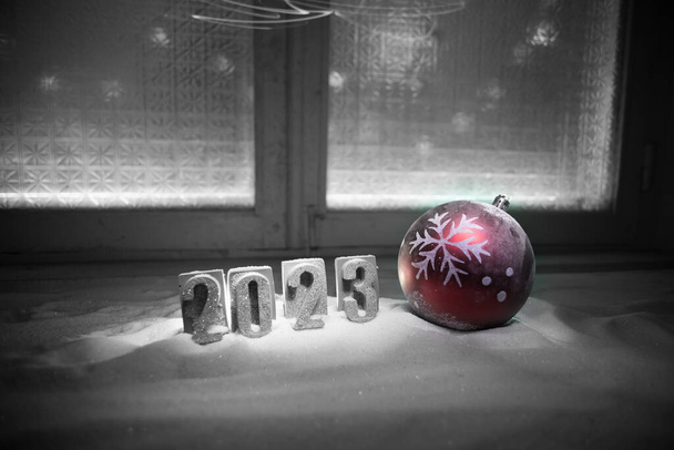 Feliz Año Nuevo 2023. Atributos tradicionales de vacaciones en la nieve. Una tarjeta de felicitación para Navidad. Enfoque selectivo - Foto, imagen