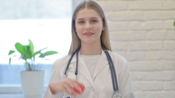 Νεαρή γυναίκα γιατρός που δείχνει κόκκινη καρδιά, υγιή ζωή - Πλάνα, βίντεο