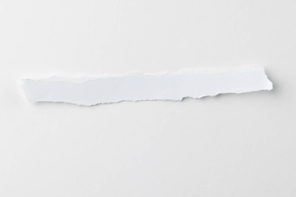 Revitty pala valkoista paperia, jossa kopio tilaa valkoisella pohjalla. Tiivistelmä paperin tekstuurin taustasta ja viestinnästä. - Valokuva, kuva
