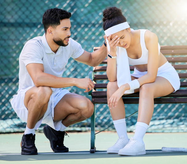 Tenisz, támogatás és veszteség egy sportnő szomorú érzés, miközben egy férfi sportoló megpróbálja vigasztalni vagy vigasztalni. Szomorú, sikertelen és vesztes egy fiatal női teniszező ül egy padon játék után. - Fotó, kép