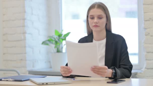 Femme d'affaires travaillant sur des documents au bureau, Papeterie - Séquence, vidéo