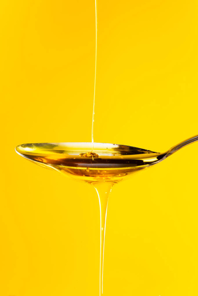 miele che cola su un cucchiaio  - Foto, immagini