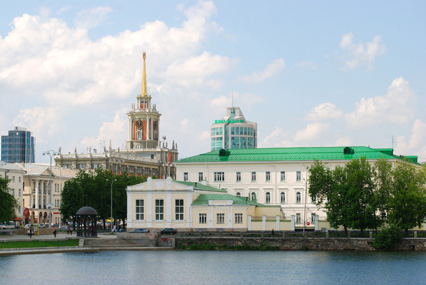 View at the embankment to the downtown and City Hall building in Ekaterinburg, Russia - Foto, Bild