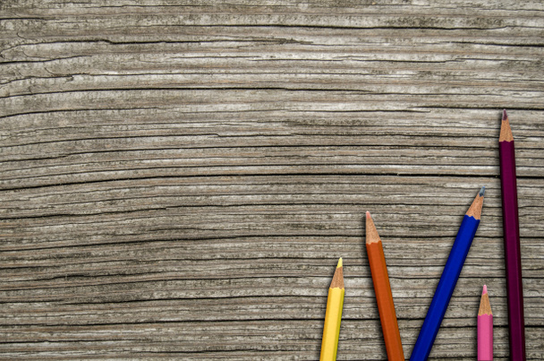 Schulbank und Bleistifte aus Holz - Foto, Bild