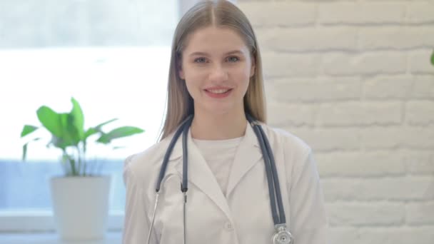 Young Female Doctor Talking on Online Video Call - Кадры, видео