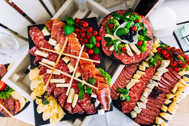 deliciosa mesa con diferente carne en la recepción de la boda en el restaurante. vista superior - Foto, Imagen