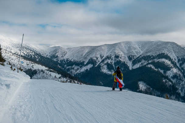 mies lumilautailija kanssa slovakia lippu hiihtokeskus rinteessä kauniita vuoria maisema taustalla - Valokuva, kuva