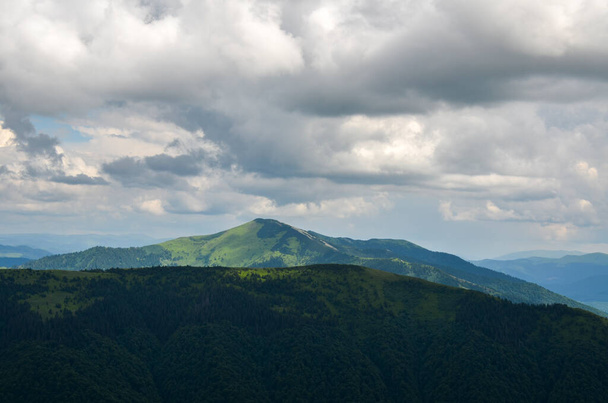 Beautiful summer landscape with forested hills, mount Strymba in the distance, and sky with low clouds. Carpathian mountains, Ukraine - Foto, Imagen