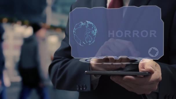 Homme d'affaires méconnaissable utilise hologramme sur smartphone Horreur. Homme en veste avec écran holographique sur fond d'entrée à l'aéroport ou à la gare - Séquence, vidéo