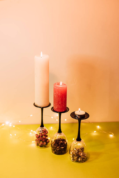 Composición de vasos, velas y elementos decorativos. El humor de Año Nuevo. Foto de alta calidad - Foto, Imagen