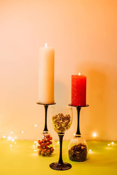 Composición de vasos, velas y elementos decorativos. El humor de Año Nuevo. Foto de alta calidad - Foto, Imagen
