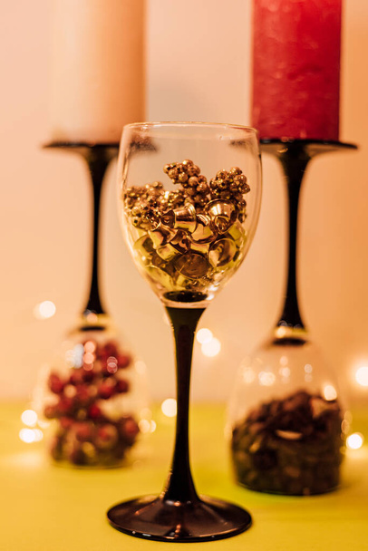 Composição de óculos, velas e elementos decorativos. O humor de Ano Novo. Foto de alta qualidade - Foto, Imagem