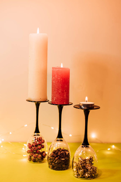 Composição de óculos, velas e elementos decorativos. O humor de Ano Novo. Foto de alta qualidade - Foto, Imagem