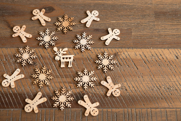 Узор рождественских деревянных украшений лежит на красивом деревянном столе. Высокое качество фото - Фото, изображение