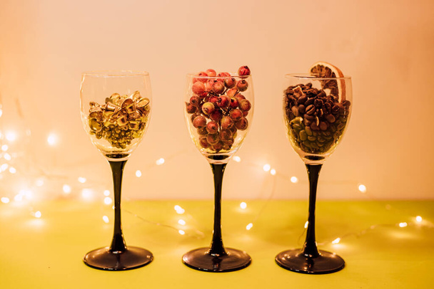 Composizione di bicchieri, candele ed elementi decorativi. L'umore di Capodanno. Foto di alta qualità - Foto, immagini