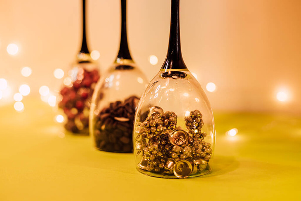 Composizione di bicchieri, candele ed elementi decorativi. L'umore di Capodanno. Foto di alta qualità - Foto, immagini