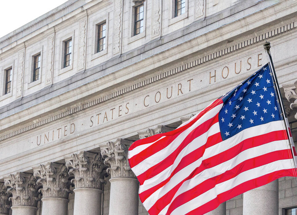 Americká vlajka vlající ve větru před domem soudu Spojených států v New Yorku, USA - Fotografie, Obrázek